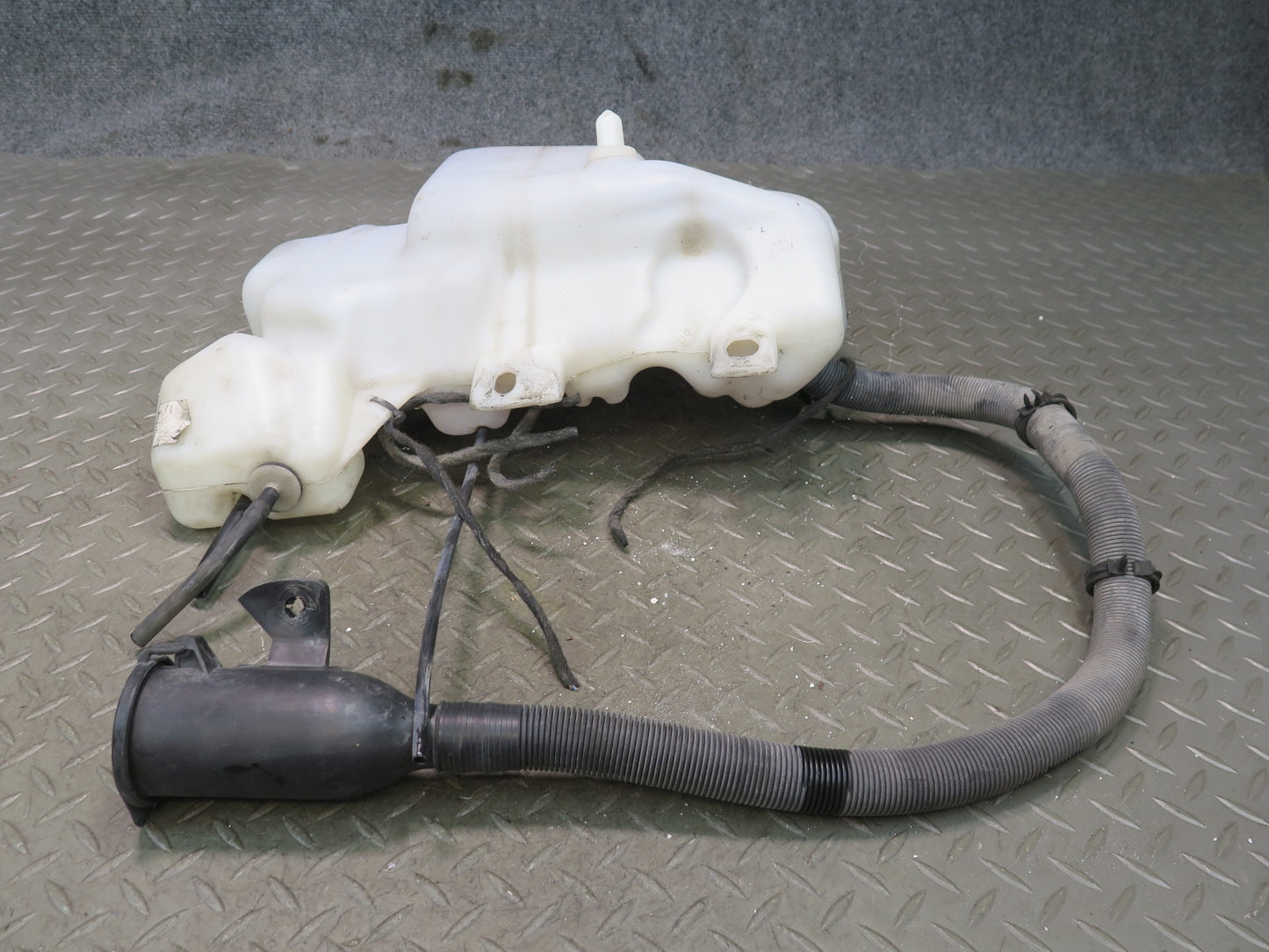 01-03 BMW E39 540ia Headlight Washer Reservoir w Pumps & Filler Neck OEM