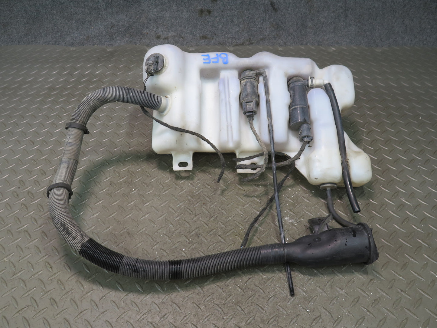 01-03 BMW E39 540ia Headlight Washer Reservoir w Pumps & Filler Neck OEM