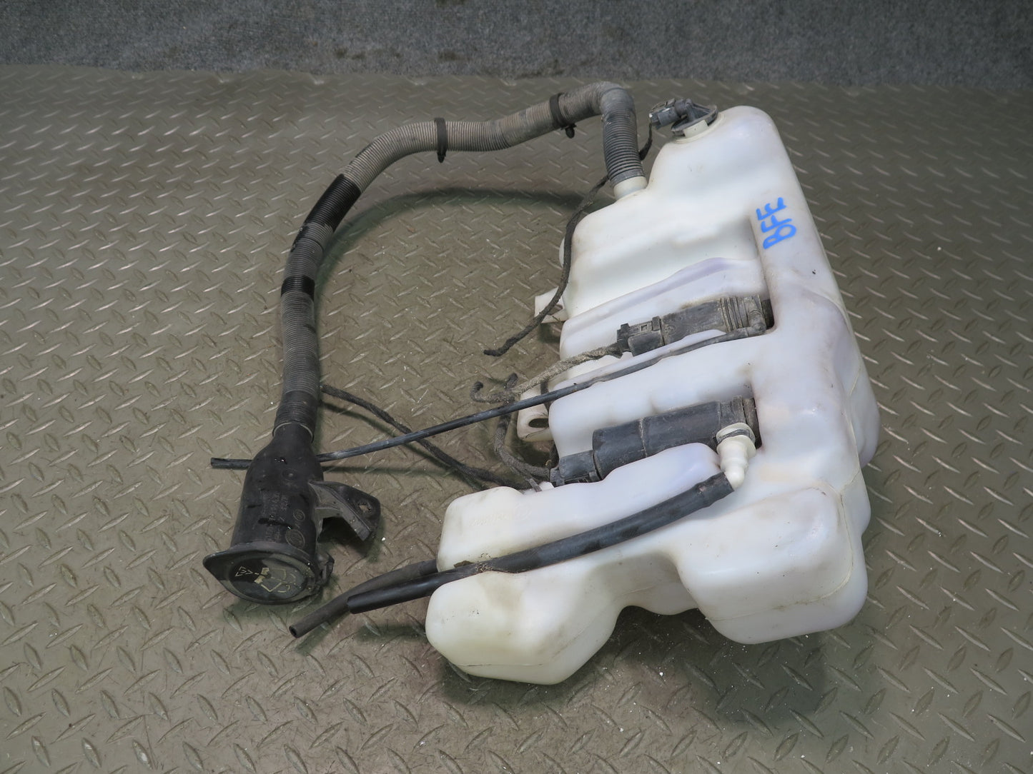 01-03 BMW E39 540ia Headlight Washer Reservoir w Pumps & Filler Neck OEM