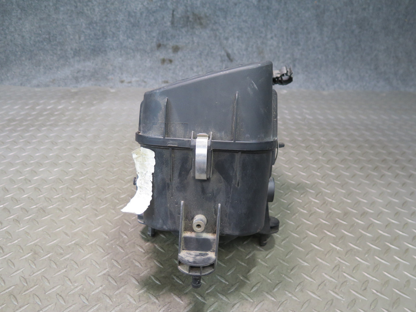 2017-2020 Maserati Levante M161 Left Air Intake Cleaner Filter Box 670101257