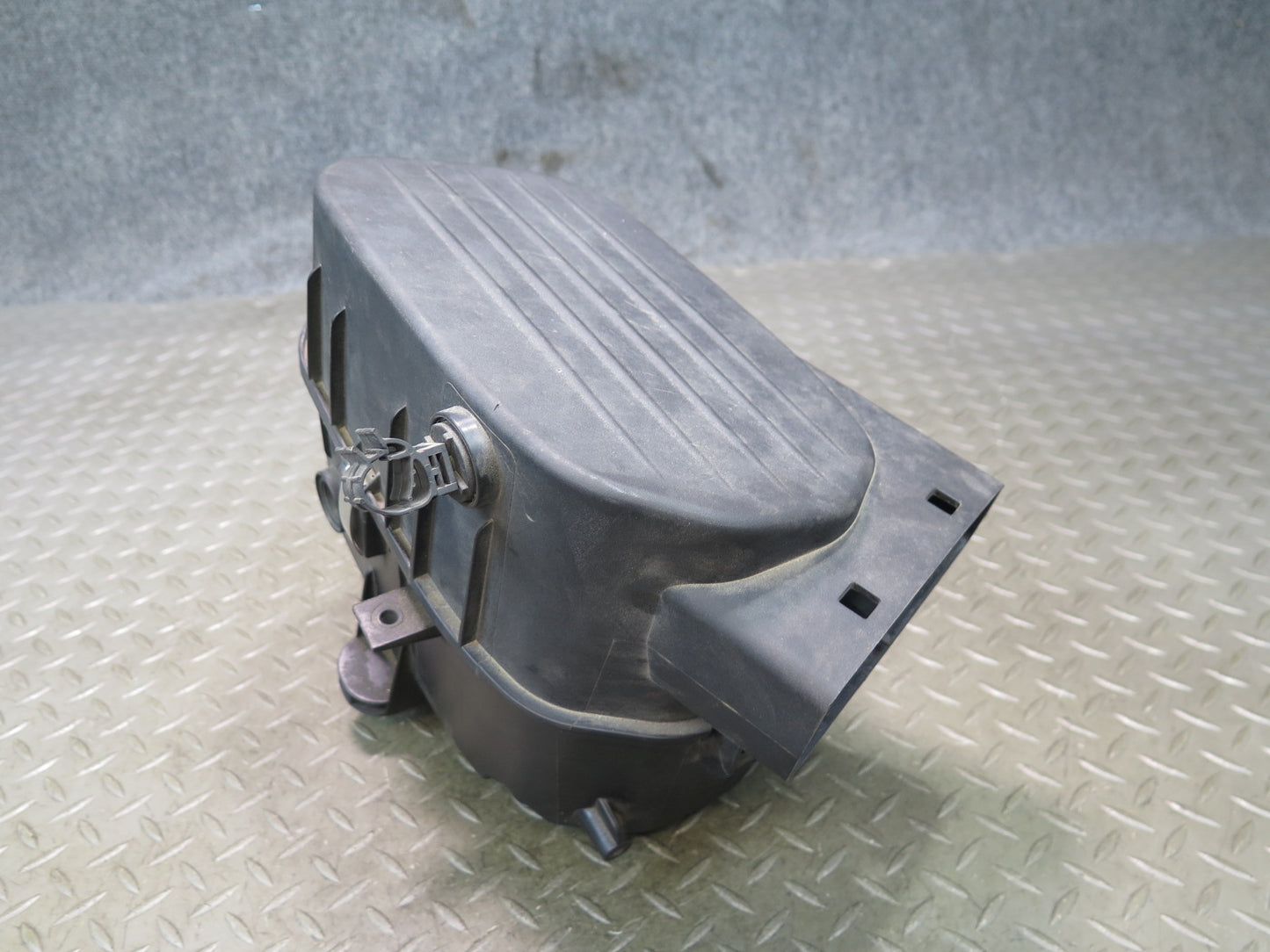 2017-2020 Maserati Levante M161 Left Air Intake Cleaner Filter Box 670101257
