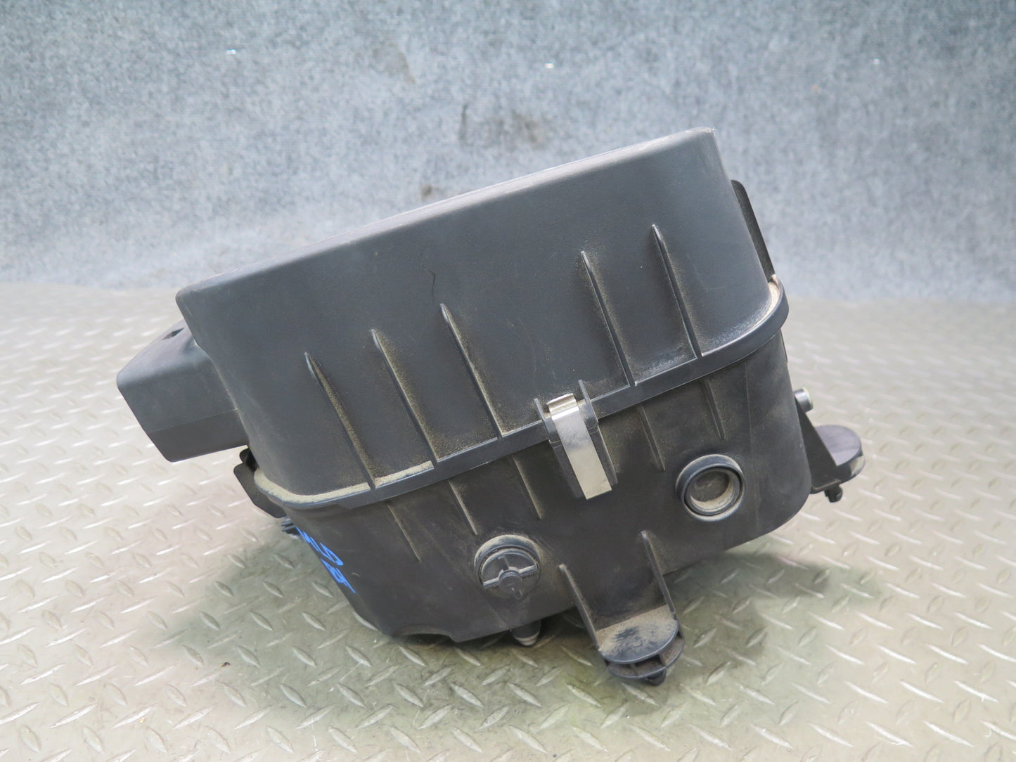 2017-2020 Maserati Levante M161 Right Air Intake Cleaner Filter Box 670101256