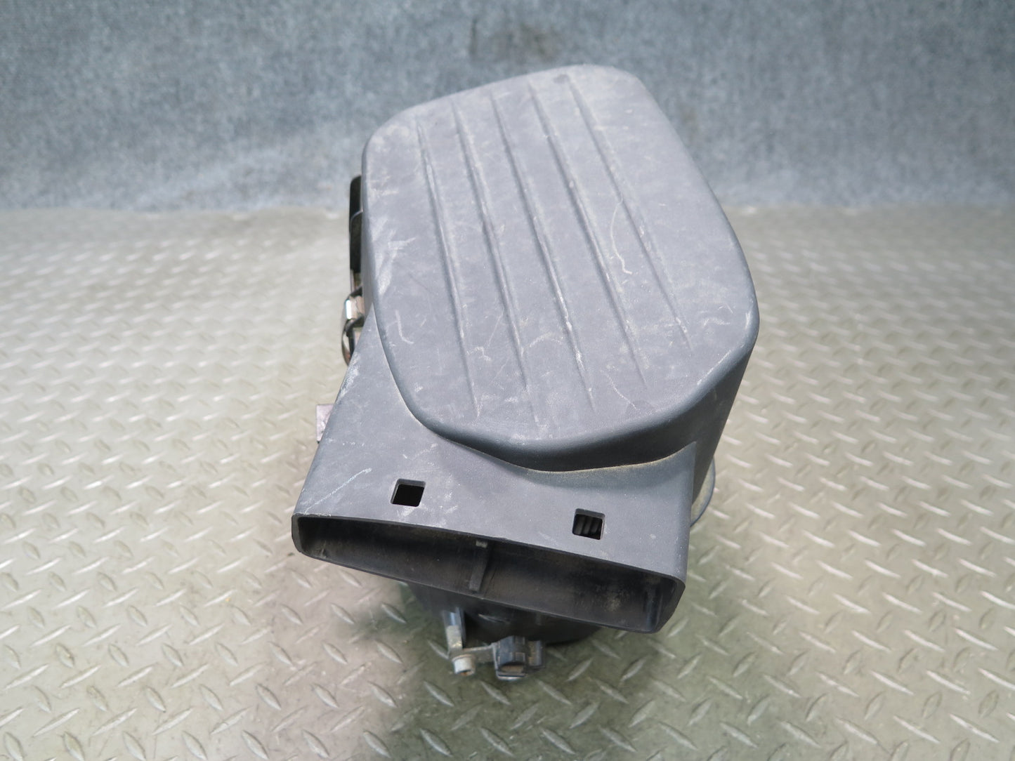 2017-2020 Maserati Levante M161 Right Air Intake Cleaner Filter Box 670101256
