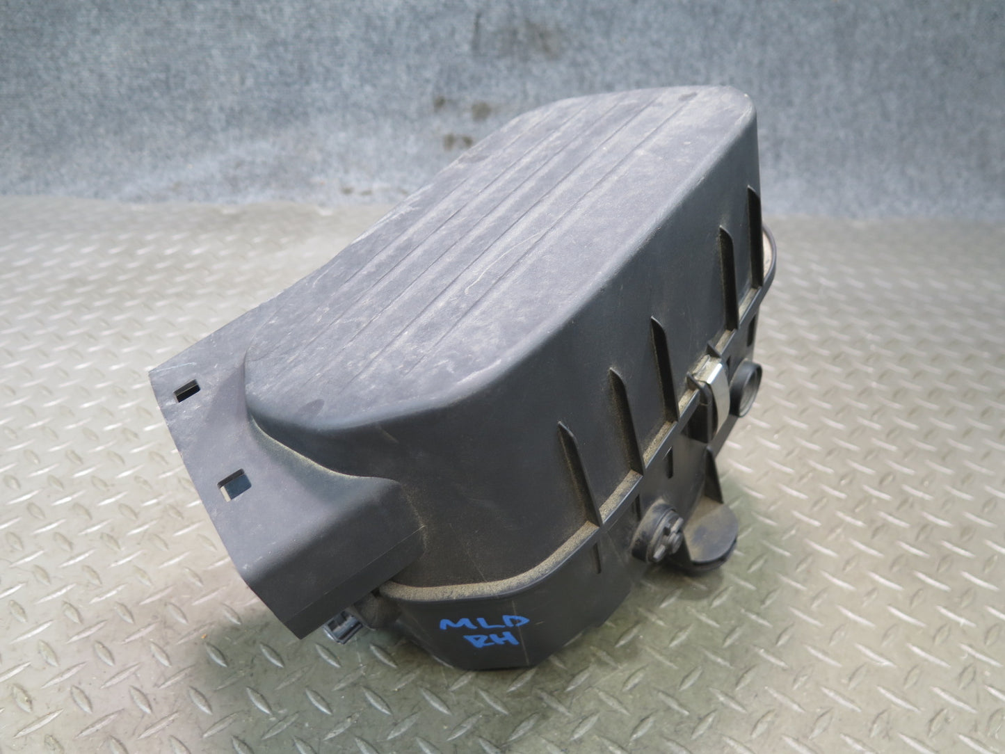 2017-2020 Maserati Levante M161 Right Air Intake Cleaner Filter Box 670101256