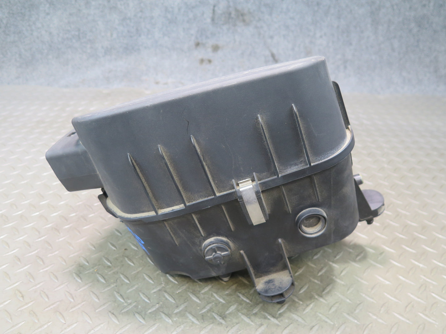 2017-2020 Maserati Levante M161 Right Air Intake Cleaner Filter Box 670101256