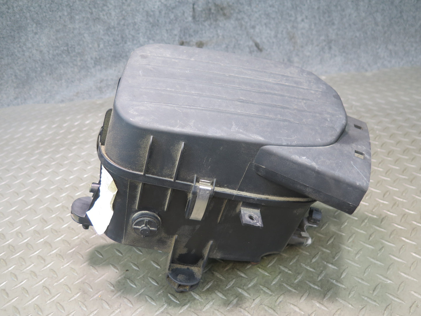 2017-2020 Maserati Levante M161 Right Air Intake Cleaner Filter Box 670101256
