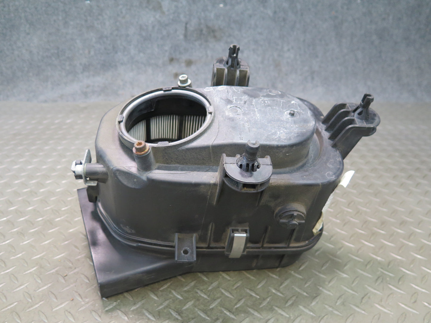 2017-2020 Maserati Levante M161 Right Air Intake Cleaner Filter Box 670101256
