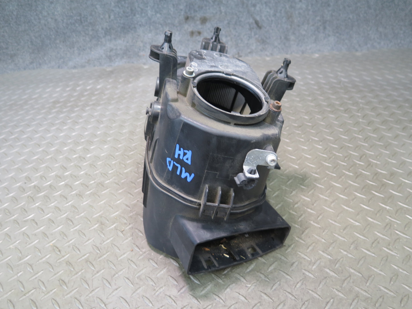 2017-2020 Maserati Levante M161 Right Air Intake Cleaner Filter Box 670101256