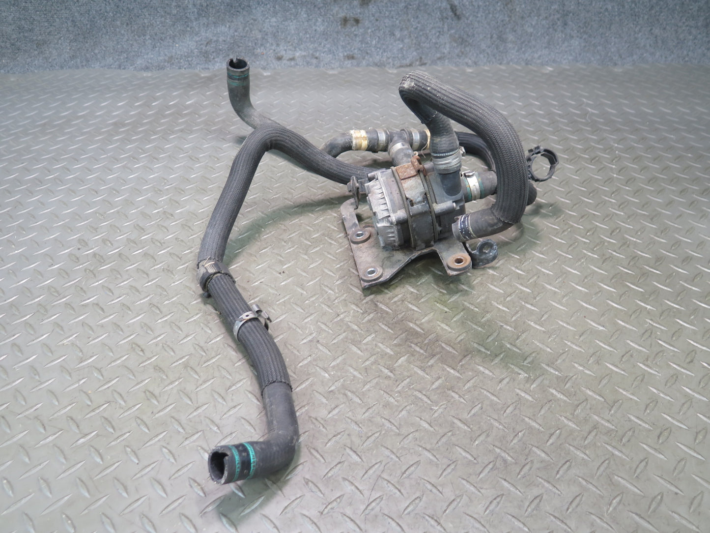 2017-2020 Maserati Levante M161 Auxiliary AUX Water Coolant Pump w Hoses