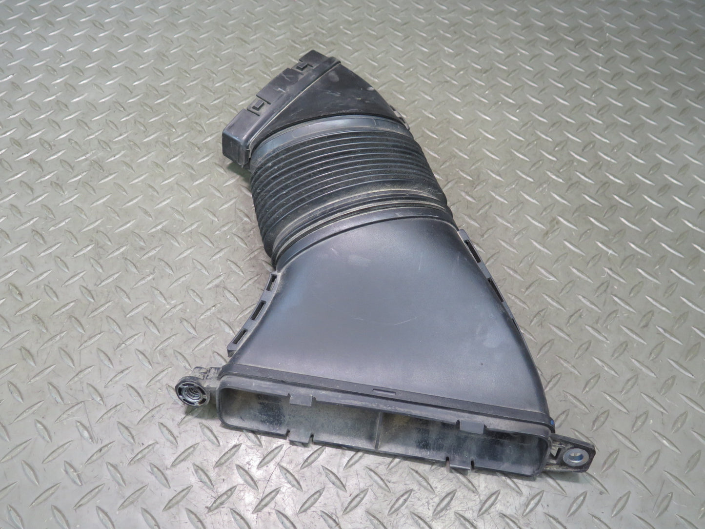 17-20 Maserati Levante M161 Right Air Intake Cleaner Filter Box Hose Tube Pipe