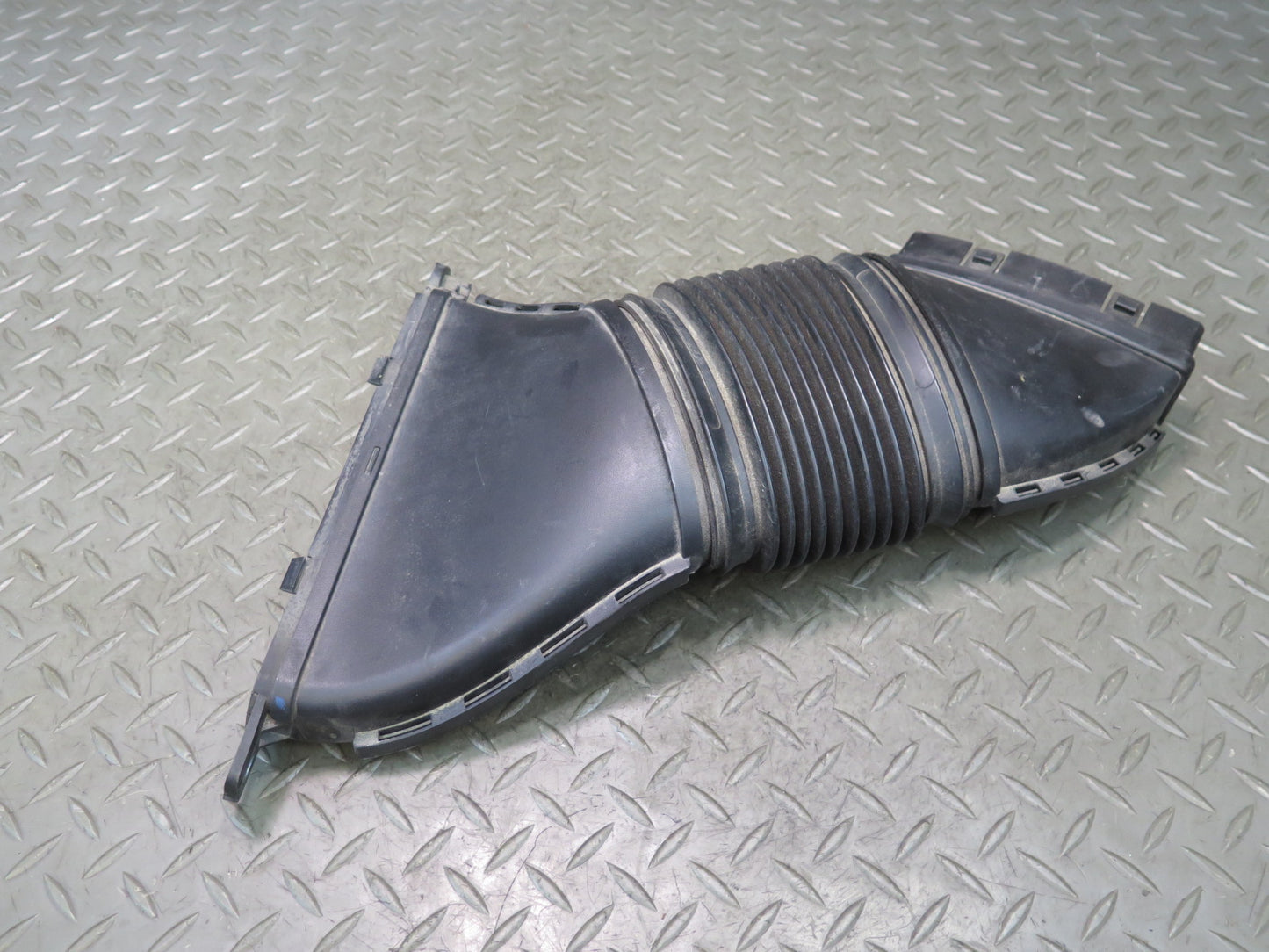 17-20 Maserati Levante M161 Right Air Intake Cleaner Filter Box Hose Tube Pipe