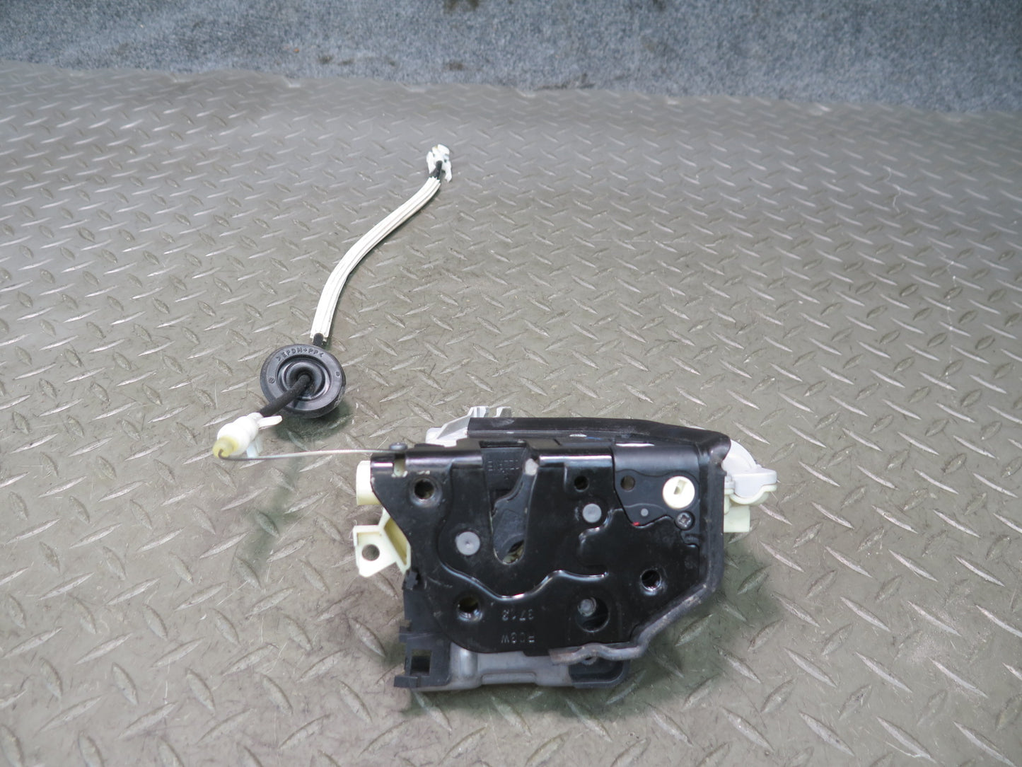 2011-2018 Porsche Cayenne 958 Front Right Door Lock Latch 8J1837016B