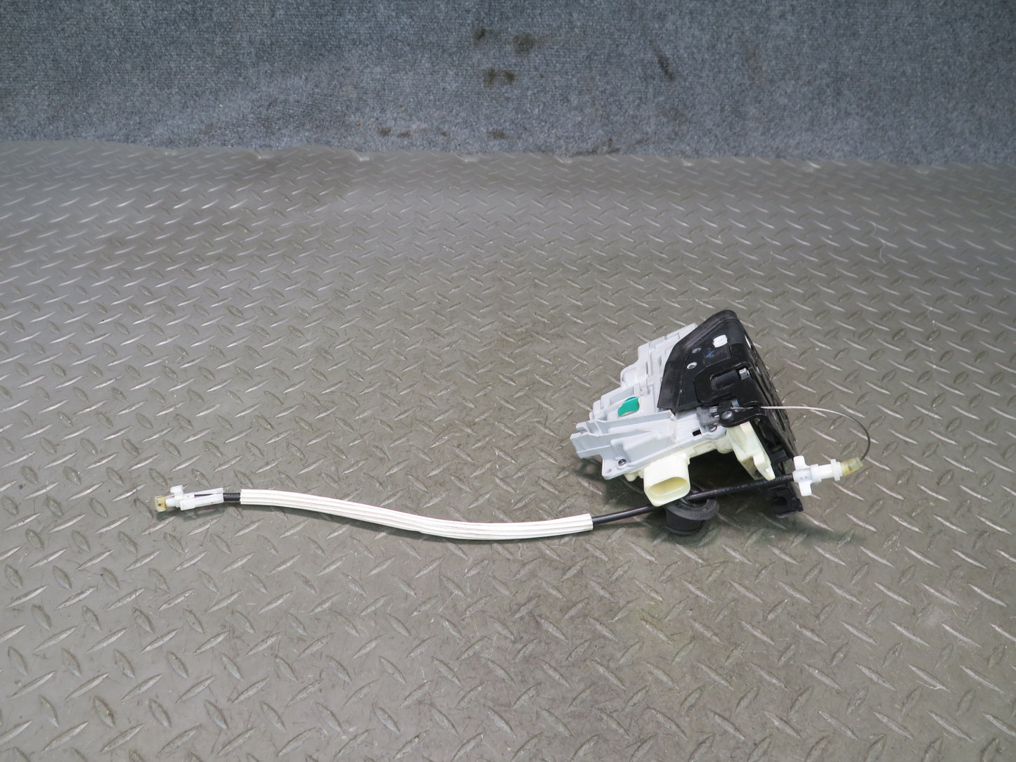 2011-2018 Porsche Cayenne 958 Front Right Door Lock Latch 8J1837016B