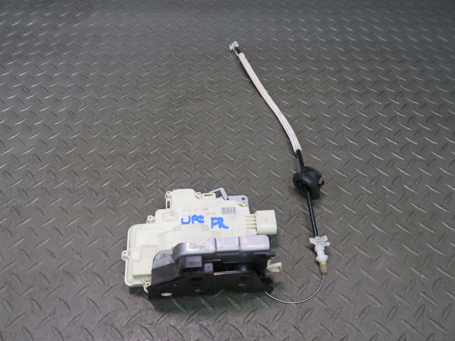 2011-2018 Porsche Cayenne 958 Front Right Door Lock Latch 8J1837016B