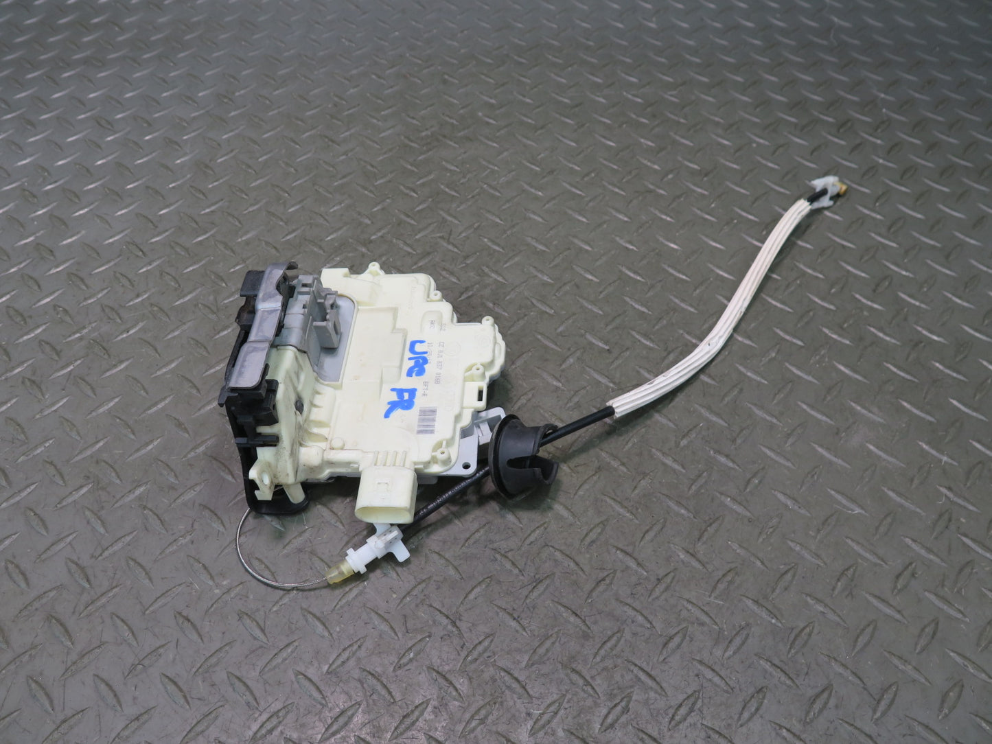 2011-2018 Porsche Cayenne 958 Front Right Door Lock Latch 8J1837016B