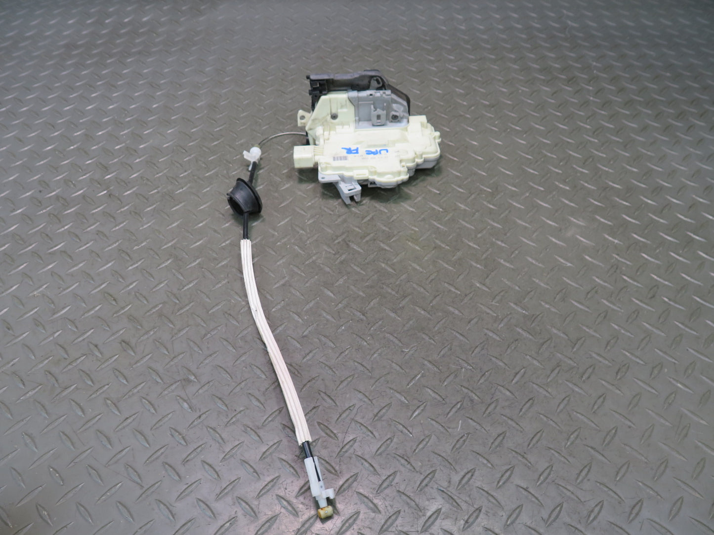 2011-2018 Porsche Cayenne 958 Front Right Door Lock Latch 8J1837016B
