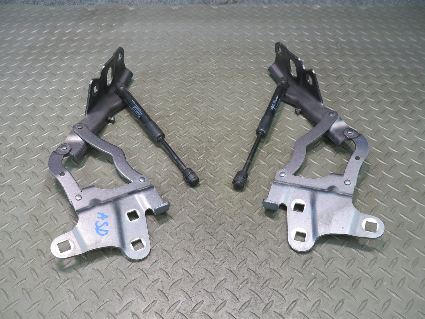 2017-2023 Alfa Romeo Front Left & Right Hood Bonnet Hinge Support Set