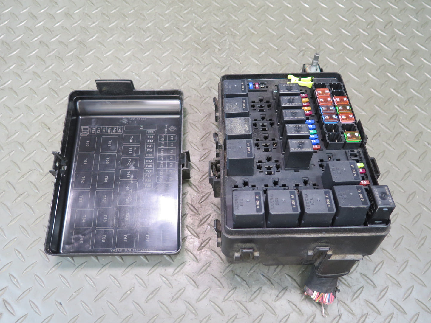 2017-2020 Maserati Levante M161 Engine Bay Fuse Relay Box 670035174