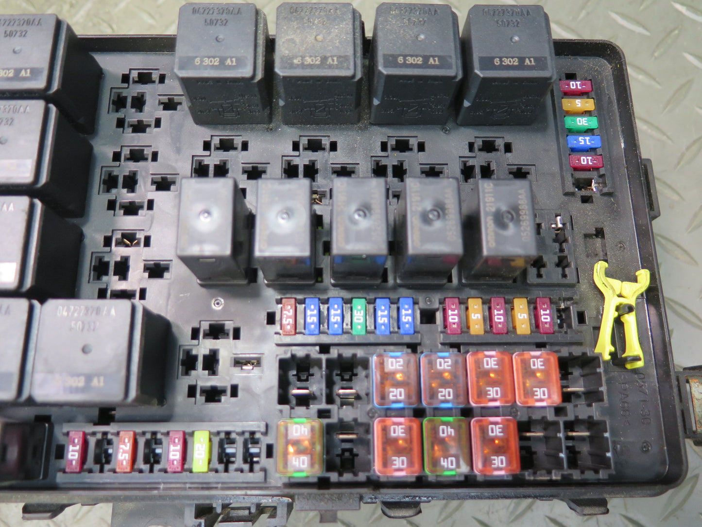 2017-2020 Maserati Levante M161 Engine Bay Fuse Relay Box 670035174