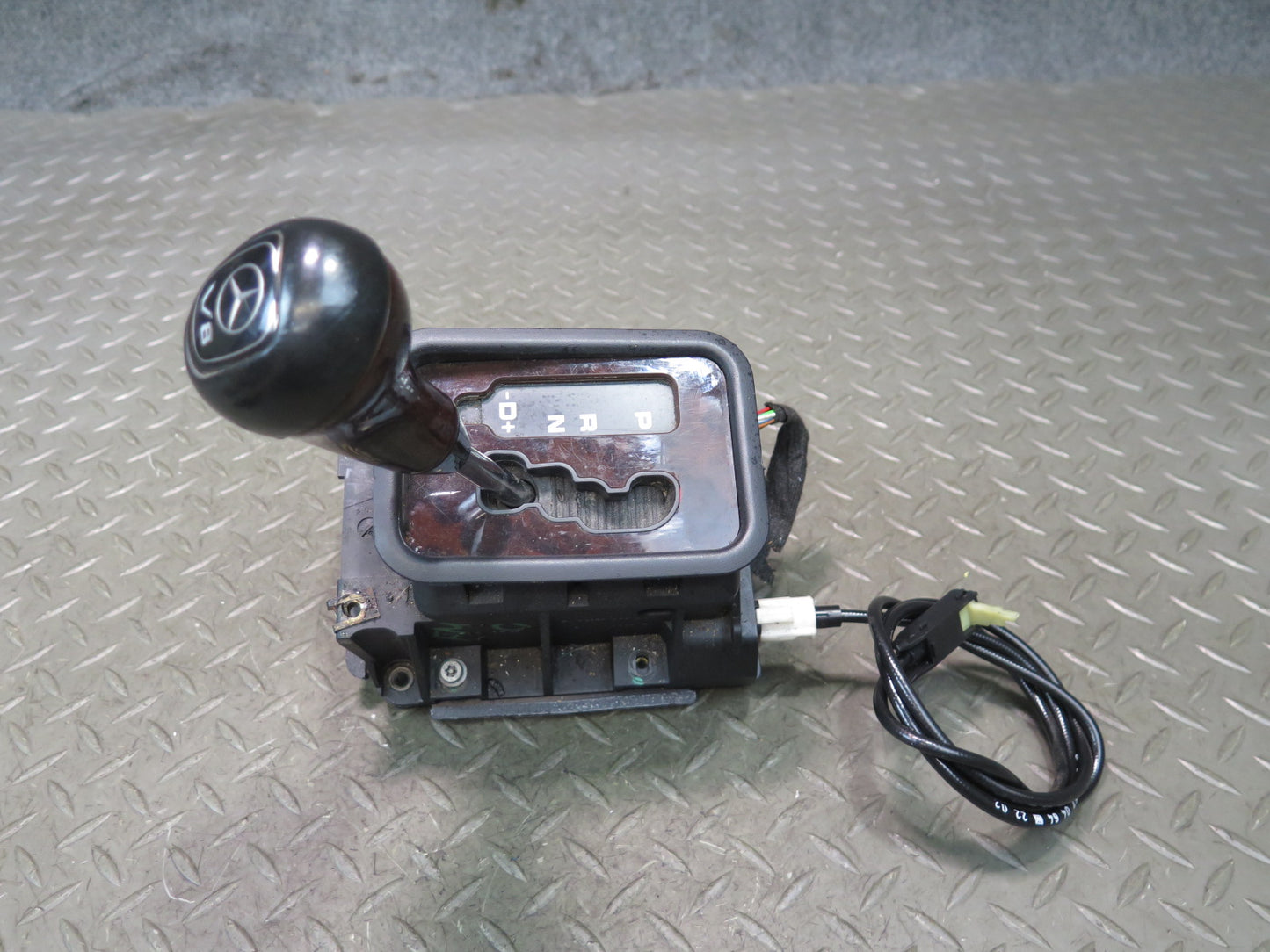 2003 Mercedes W463 G500 A/T Automatic Transmission Shifter w Wood Trim & Cable