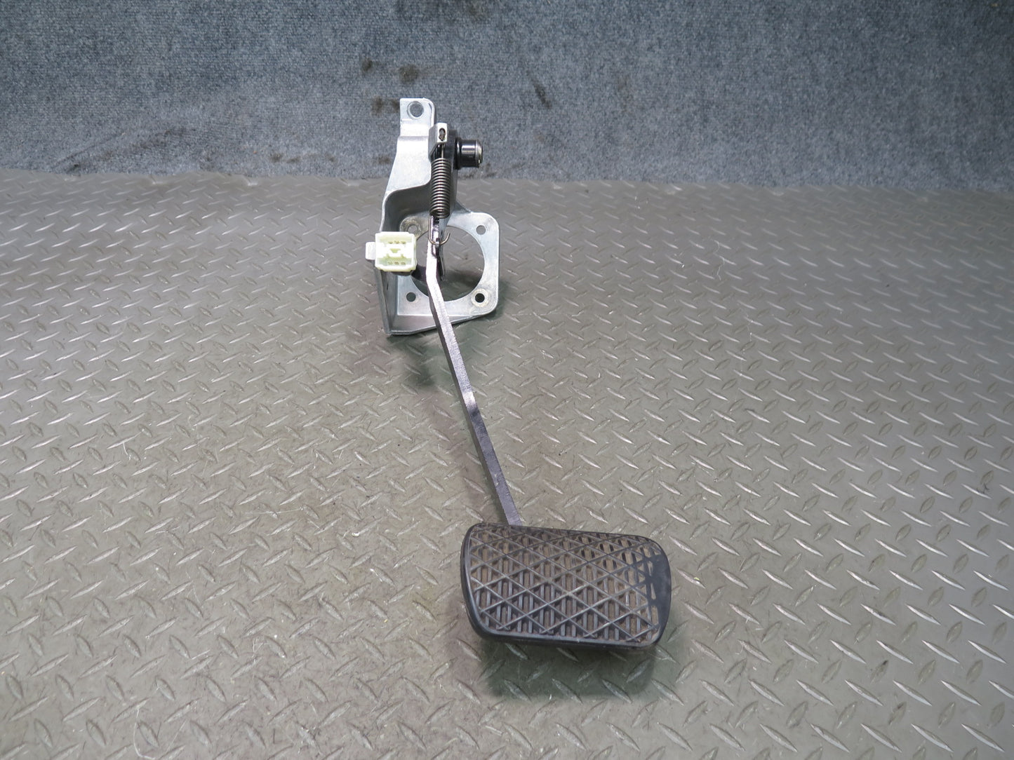 2002-2007 Mercedes W463 G500 A/T Brake Pedal Assembly 2022901619