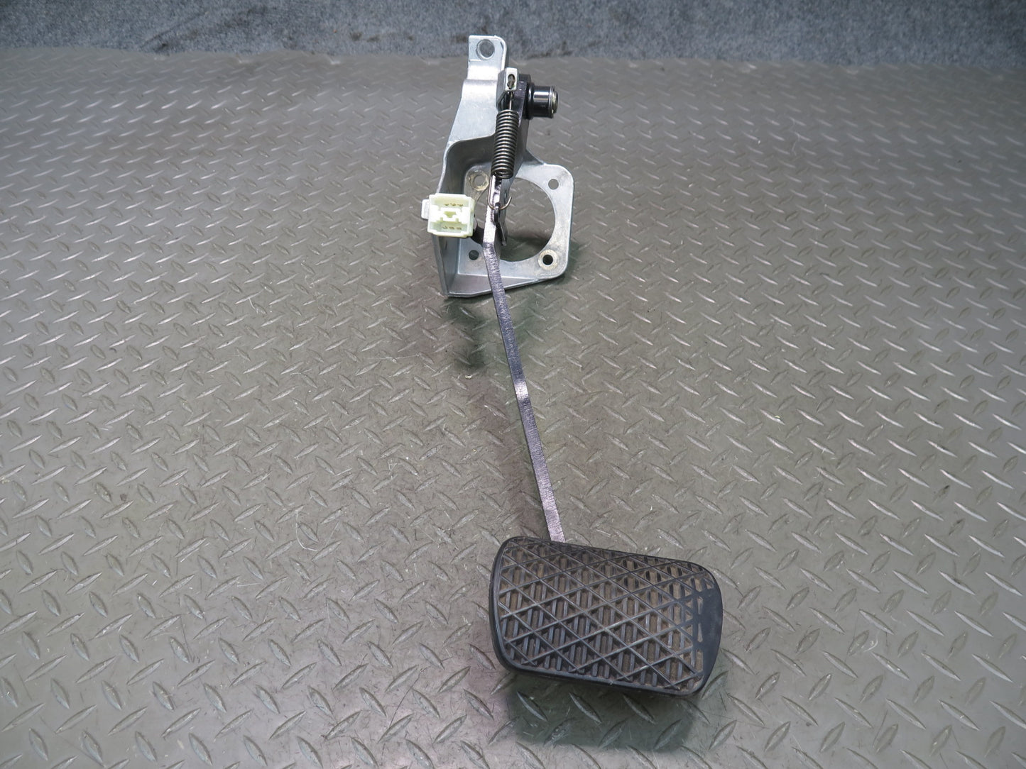 2002-2007 Mercedes W463 G500 A/T Brake Pedal Assembly 2022901619