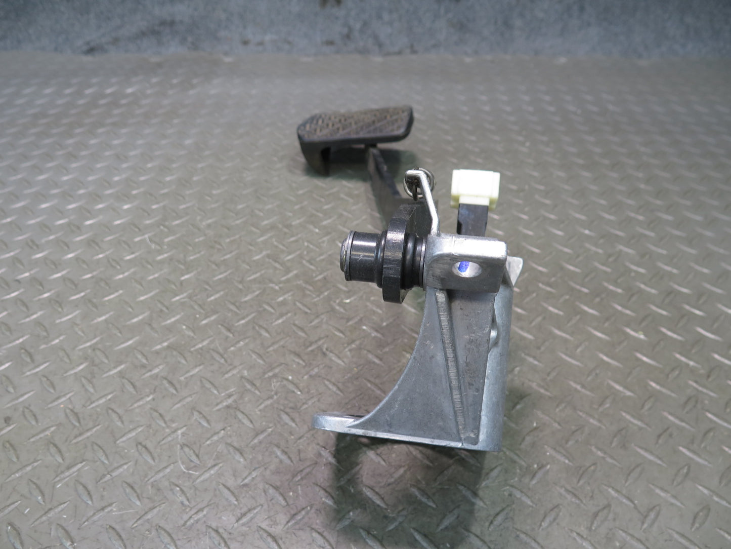 2002-2007 Mercedes W463 G500 A/T Brake Pedal Assembly 2022901619