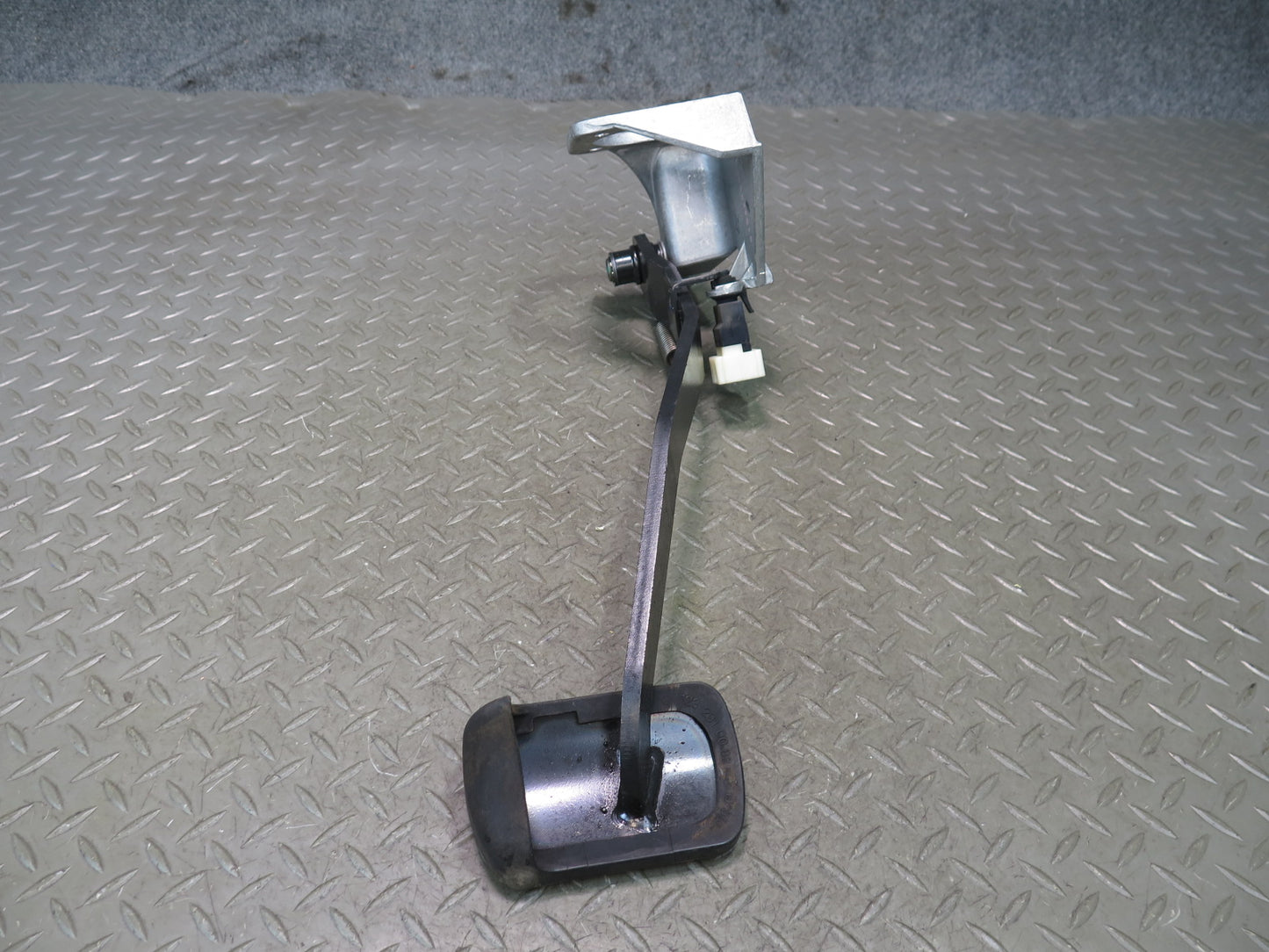 2002-2007 Mercedes W463 G500 A/T Brake Pedal Assembly 2022901619