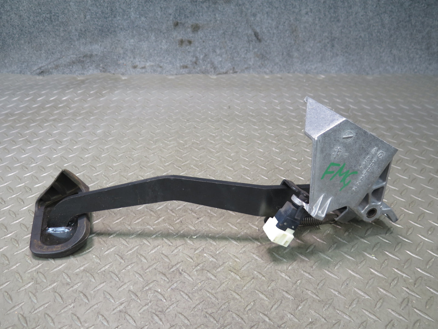 2002-2007 Mercedes W463 G500 A/T Brake Pedal Assembly 2022901619