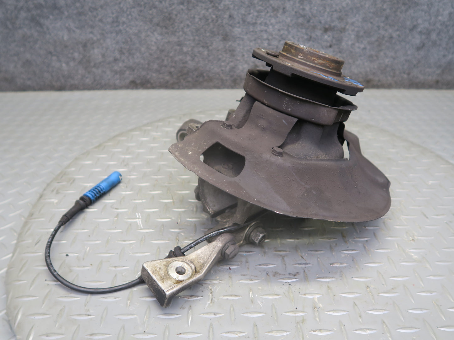 97-03 BMW E39 540i RWD Front Left Spindle Knuckle Wheel Hub Bearing OEM