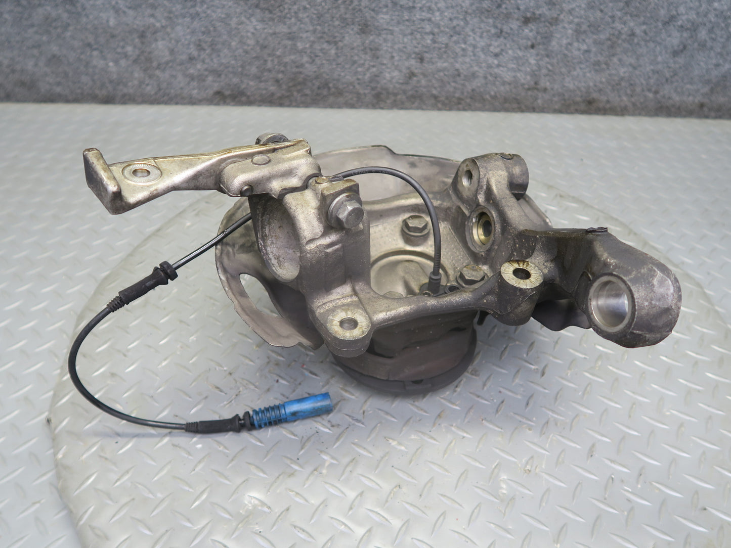97-03 BMW E39 540i RWD Front Left Spindle Knuckle Wheel Hub Bearing OEM