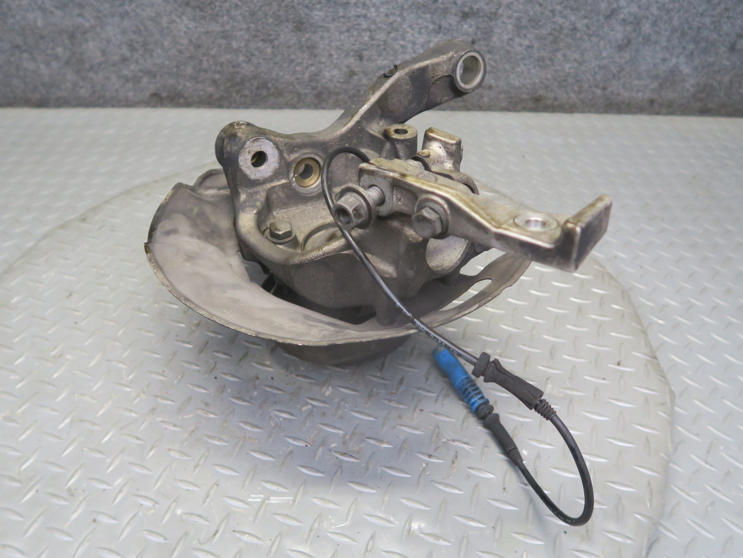 97-03 BMW E39 540i RWD Front Left Spindle Knuckle Wheel Hub Bearing OEM