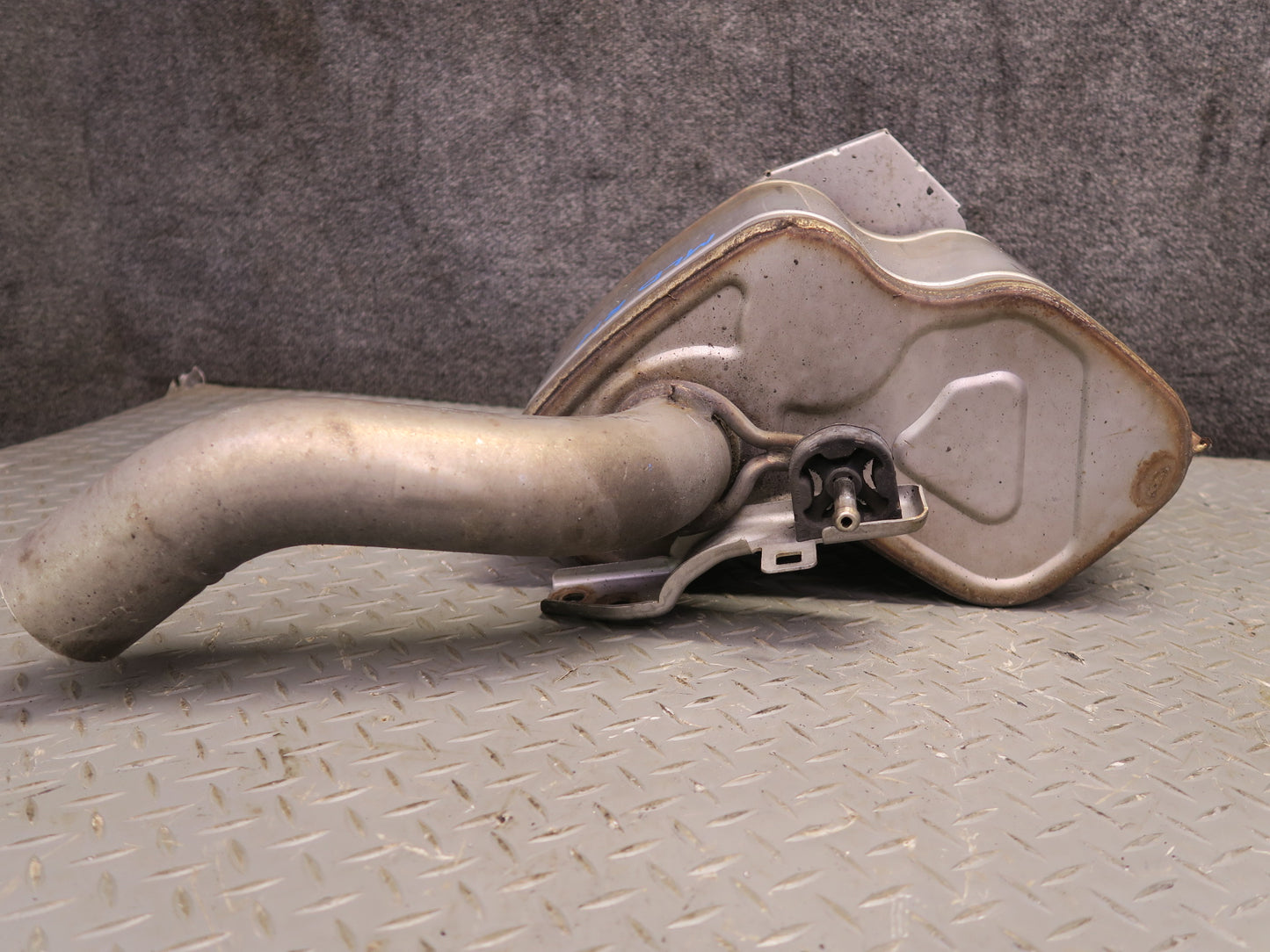 2017-2020 Maserati Levante M161 3.0L Rear Right Exhaust Muffler 670101611