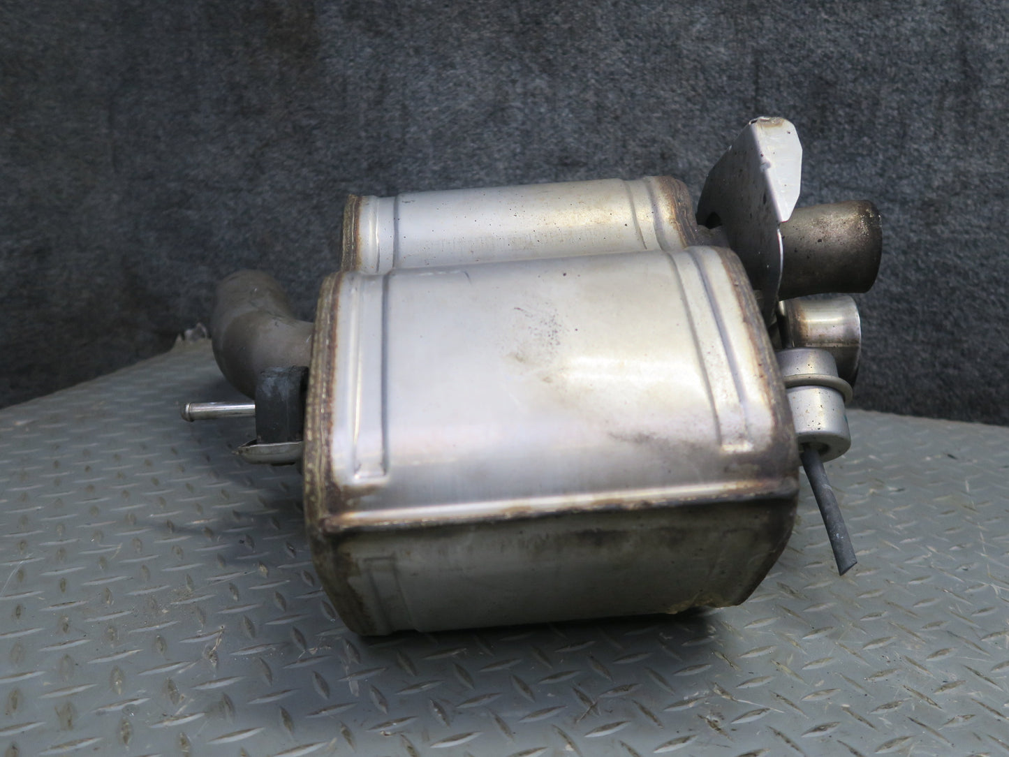 2017-2020 Maserati Levante M161 3.0L Rear Right Exhaust Muffler 670101611