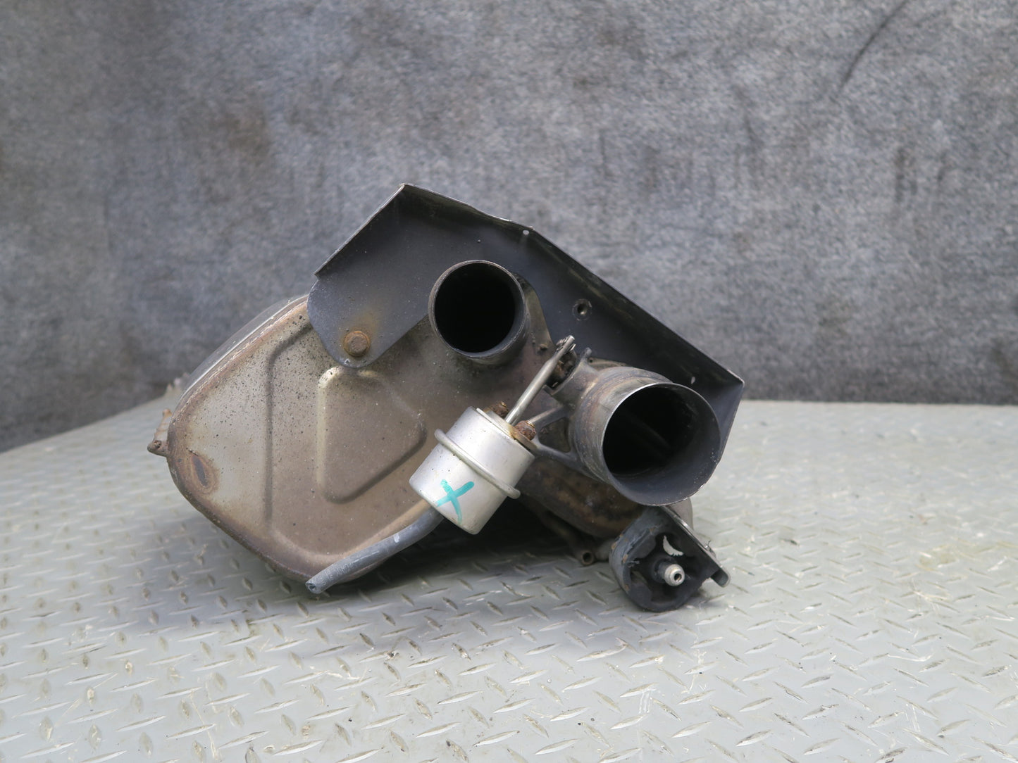 2017-2020 Maserati Levante M161 3.0L Rear Right Exhaust Muffler 670101611