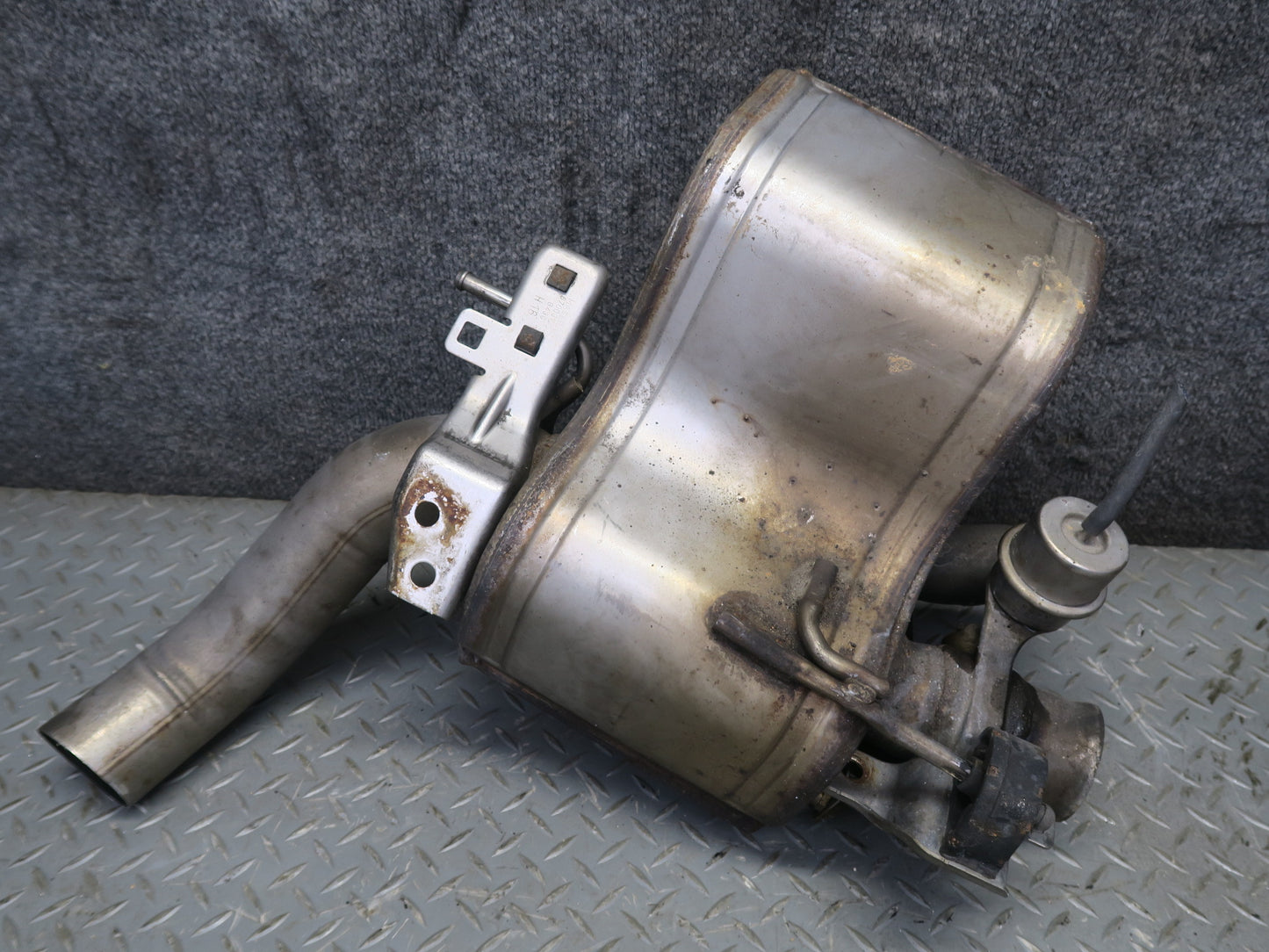 2017-2020 Maserati Levante M161 3.0L Rear Right Exhaust Muffler 670101611