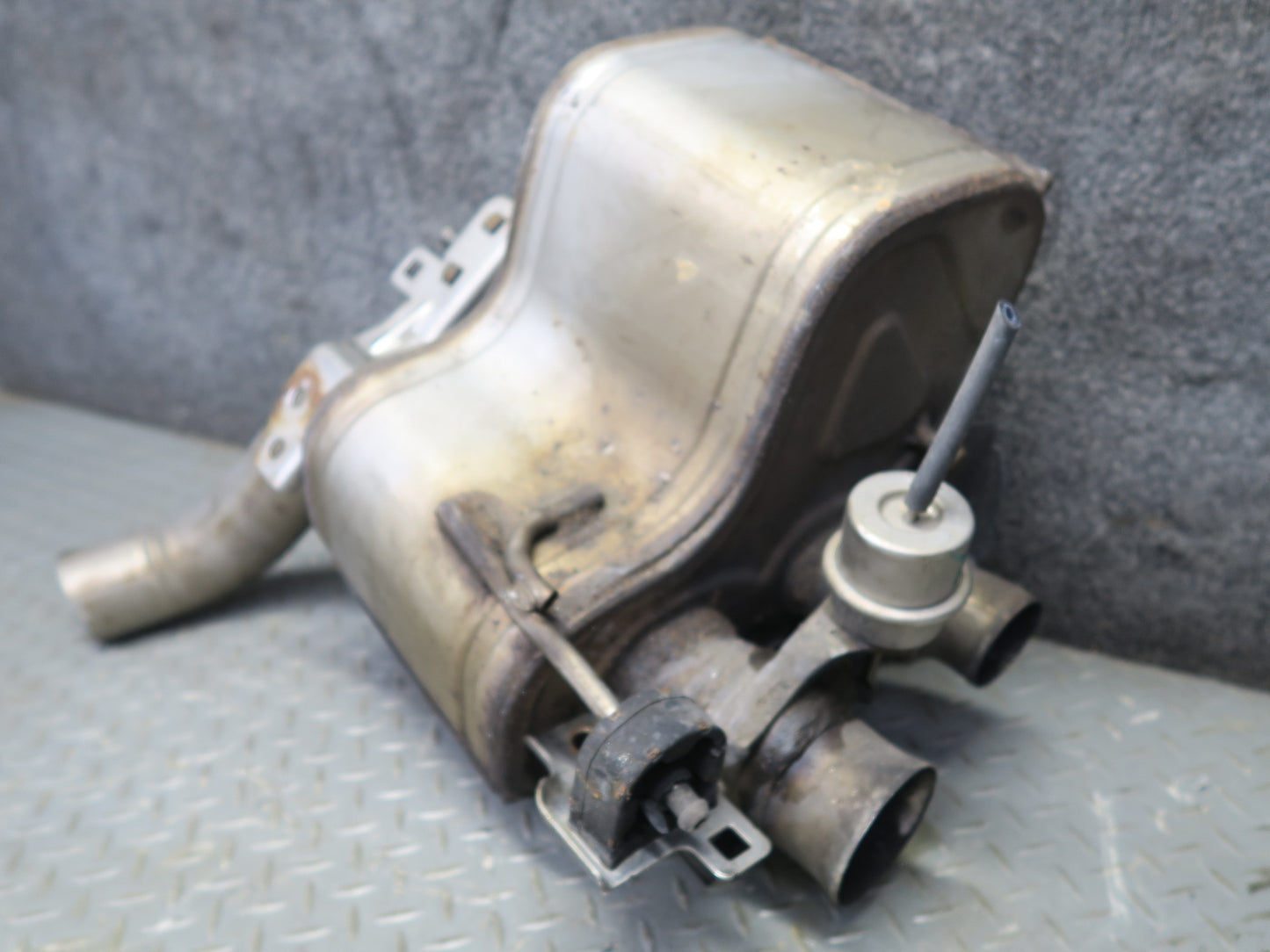2017-2020 Maserati Levante M161 3.0L Rear Right Exhaust Muffler 670101611