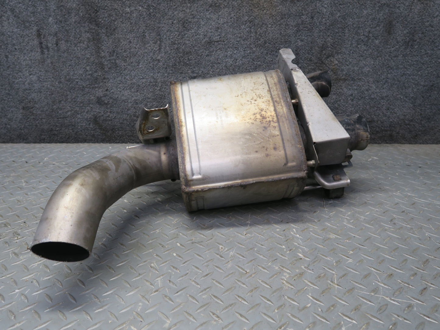 2017-2020 Maserati Levante M161 3.0L Rear Left Exhaust Muffler 670101612