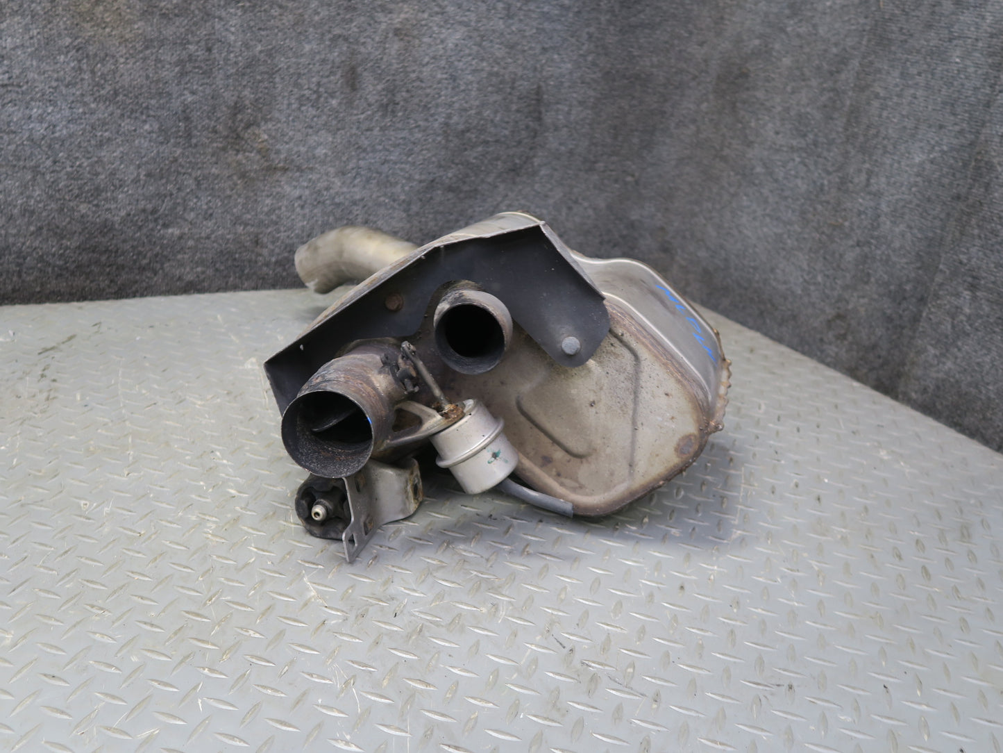 2017-2020 Maserati Levante M161 3.0L Rear Left Exhaust Muffler 670101612