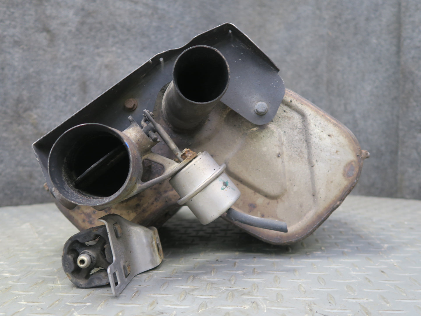 2017-2020 Maserati Levante M161 3.0L Rear Left Exhaust Muffler 670101612