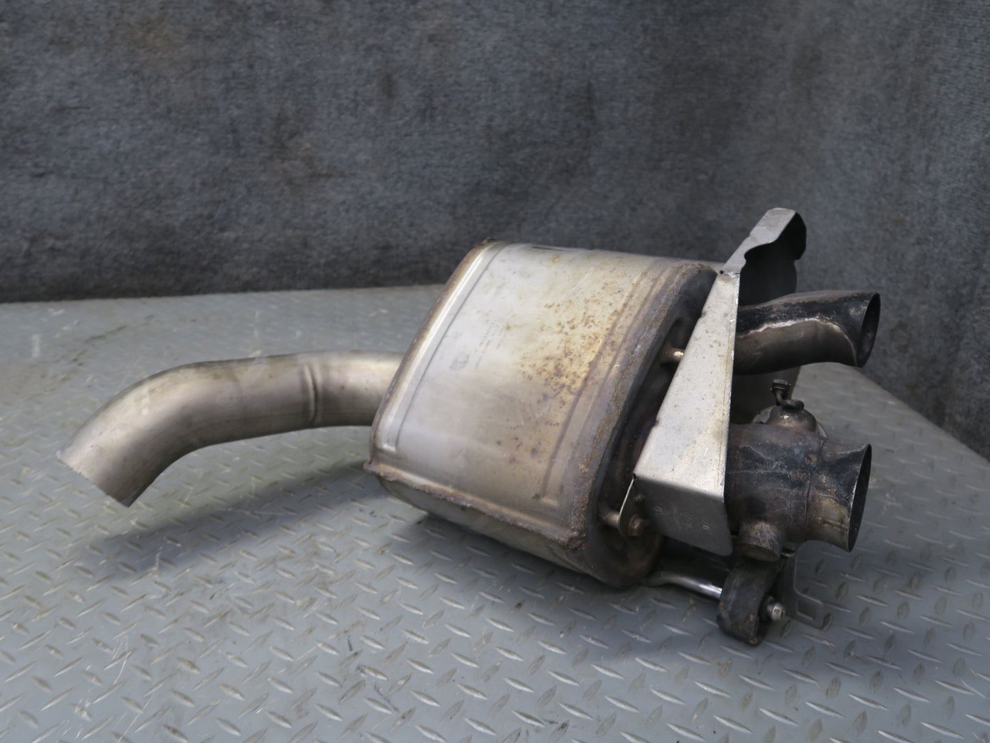 2017-2020 Maserati Levante M161 3.0L Rear Left Exhaust Muffler 670101612