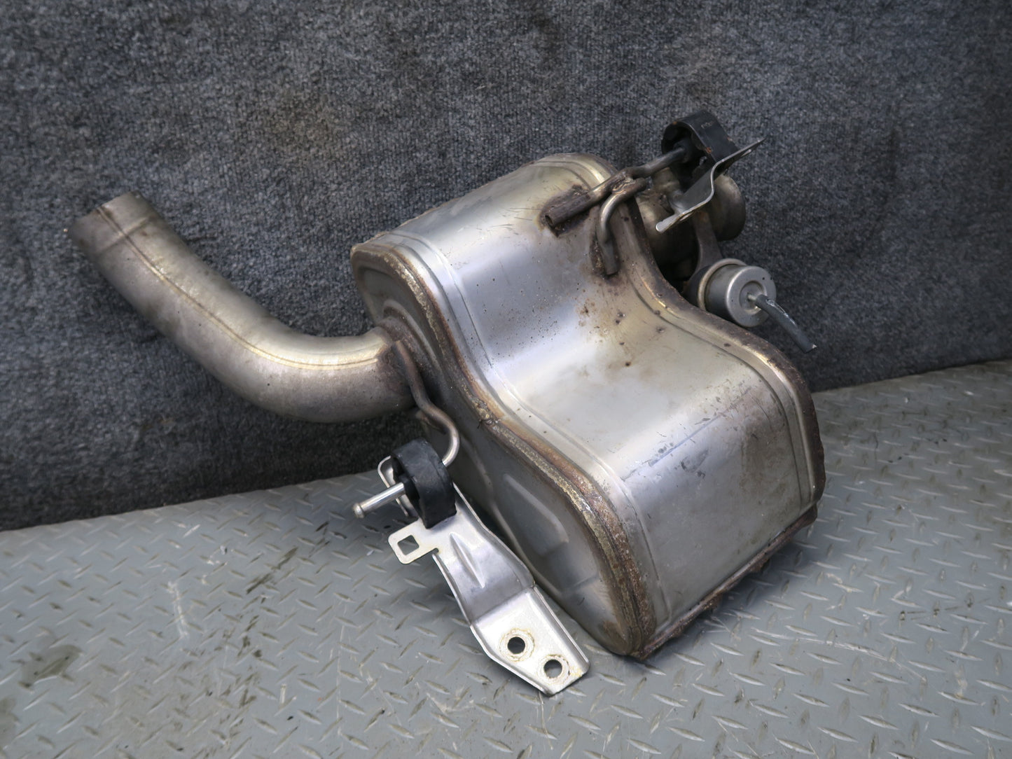2017-2020 Maserati Levante M161 3.0L Rear Left Exhaust Muffler 670101612