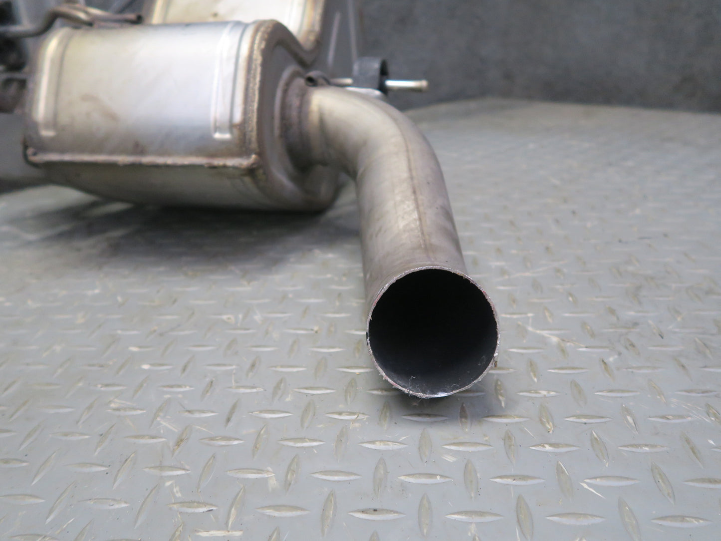 2017-2020 Maserati Levante M161 3.0L Rear Left Exhaust Muffler 670101612