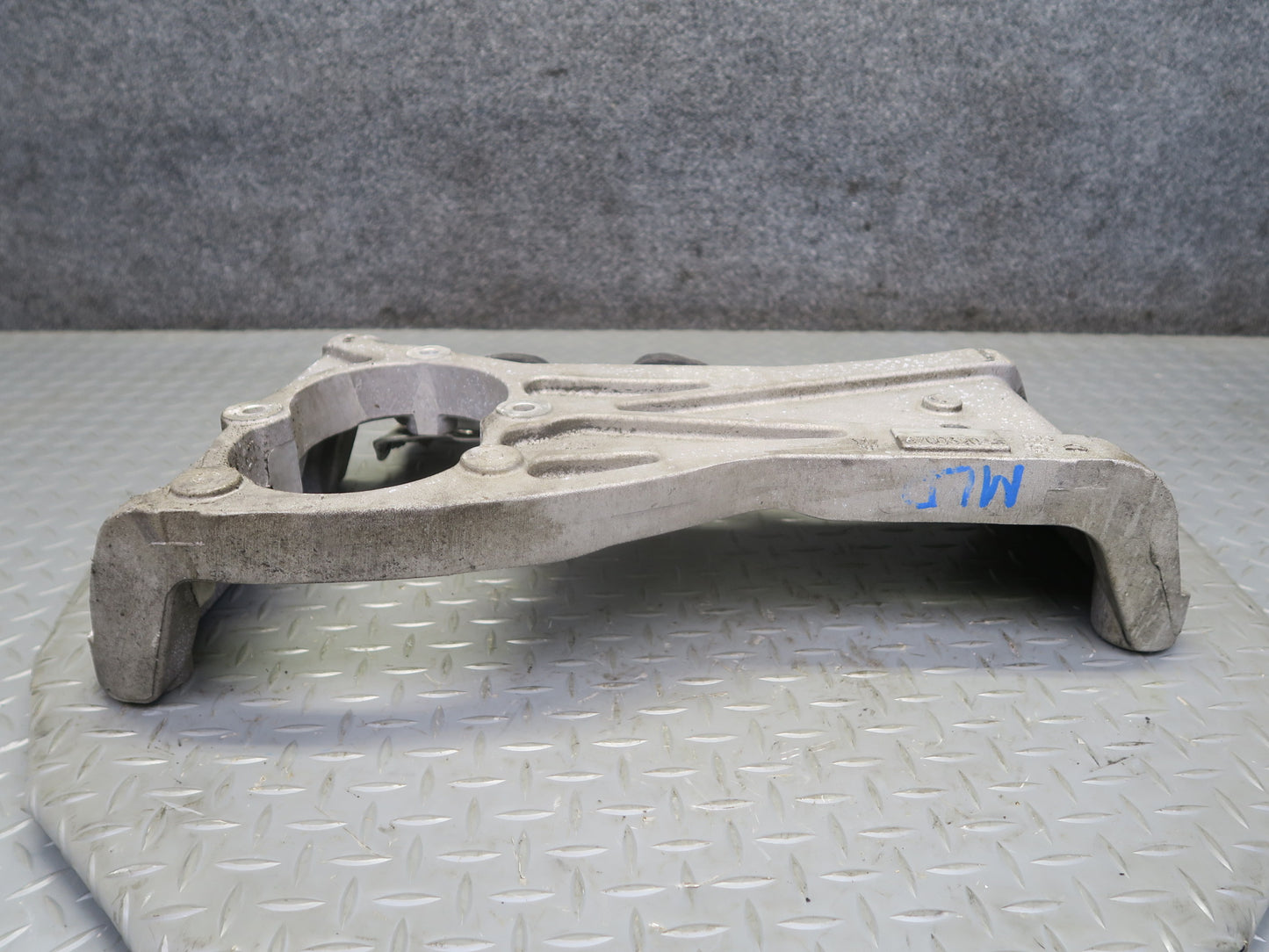 2017-2020 Maserati Levante M161 Automatic Transmission Mount Bracket Support