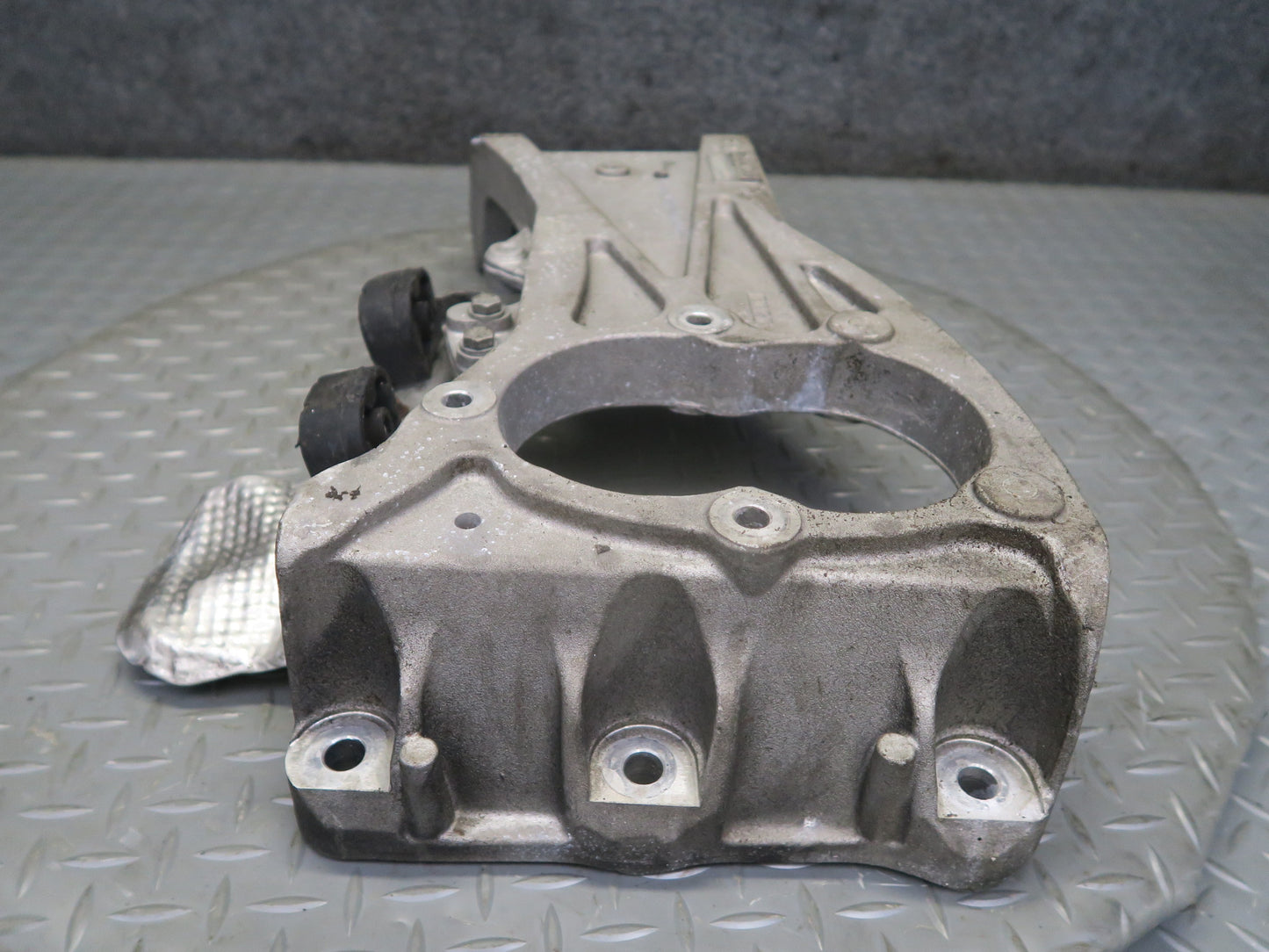 2017-2020 Maserati Levante M161 Automatic Transmission Mount Bracket Support