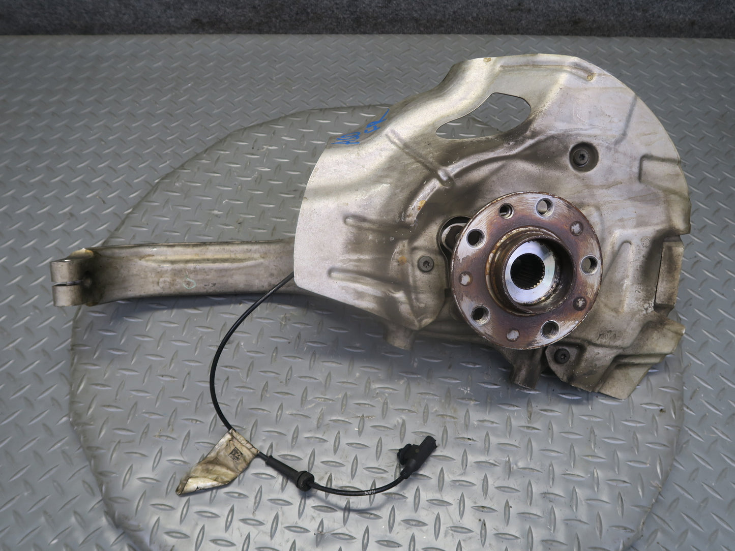 2018-2019 Alfa Romeo Stelvio 2.0L AWD Front Right Spindle Knuckle Wheel Hub