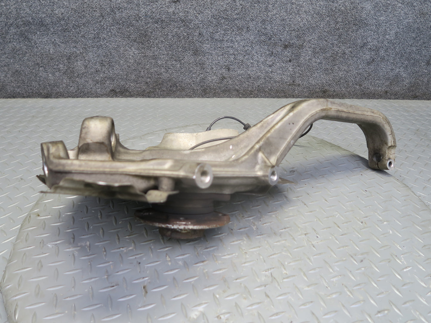 2018-2019 Alfa Romeo Stelvio 2.0L AWD Front Right Spindle Knuckle Wheel Hub