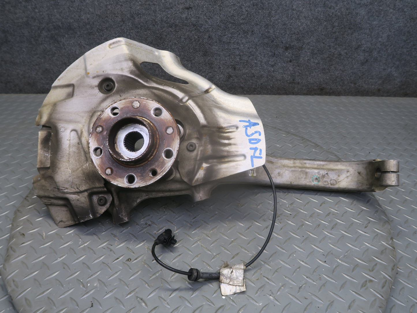 2018-2019 Alfa Romeo Stelvio 2.0L AWD Front Left Spindle Knuckle Wheel Hub
