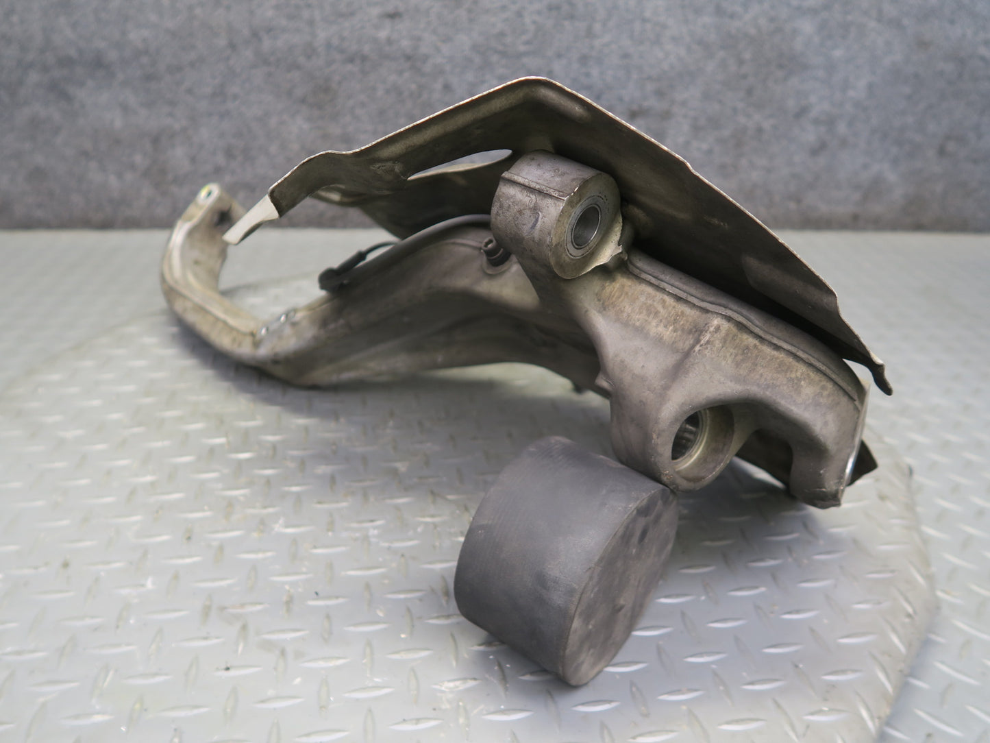 2018-2019 Alfa Romeo Stelvio 2.0L AWD Front Left Spindle Knuckle Wheel Hub
