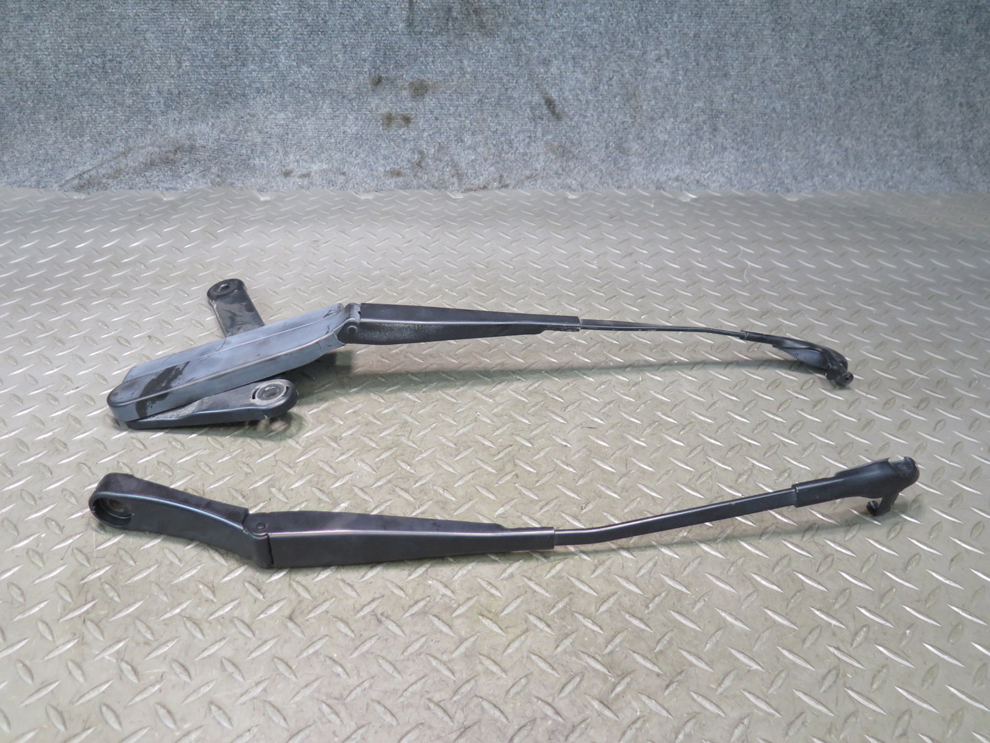 2011-2018 Porsche Cayenne 958 Front Left & Right Windshield Wiper Arm Set of 2